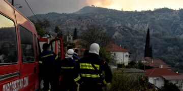 Δυνάμεις της Πυροσβεστικής επιχειρούν στην κατάσβεση πυρκαγιάς που ξέσπασε στην περιοχή Καλλιθέα, στο Ξυλόκαστρο Κορινθίας, την Κυριακή 29 Σεπτεμβρίου 2024. (Φωτ.: ΑΠΕ-ΜΠΕ/Βασίλης Ψωμάς)