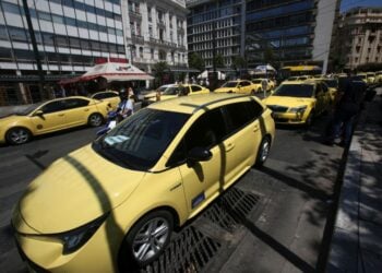 Εικόνα από συγκέντρωση και πορεία διαμαρτυρίας των οδηγών ταξί στην Αθήνα (φωτ. αρχείου: ΑΠΕ-ΜΠΕ/ Αλέξανδρος Μπελτές)