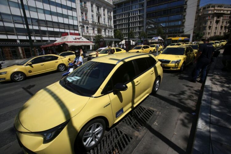 Εικόνα από συγκέντρωση και πορεία διαμαρτυρίας των οδηγών ταξί στην Αθήνα (φωτ. αρχείου: ΑΠΕ-ΜΠΕ/ Αλέξανδρος Μπελτές)