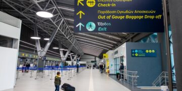 Μικρός επιβάτης ετοιμάζεται για την πτήση του στο αεροδρόμιο «Μακεδονία» (φωτ. αρχείου: ΜΟΤΙΟΝΤΕΑΜ/Βασίλης Βερβερίδης)