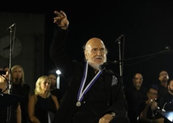 Ο Διονύσης Σαββόπουλος ενώ αφηγείται στιγμές από τη ζωή του στο κοινό, το 2024 (φωτ.: ΜΟΤΙΟΝΤΕΑΜ/Βασίλης Βερβερίδης)