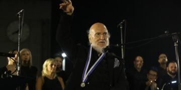 Ο Διονύσης Σαββόπουλος ενώ αφηγείται στιγμές από τη ζωή του στο κοινό, το 2024 (φωτ.: ΜΟΤΙΟΝΤΕΑΜ/Βασίλης Βερβερίδης)