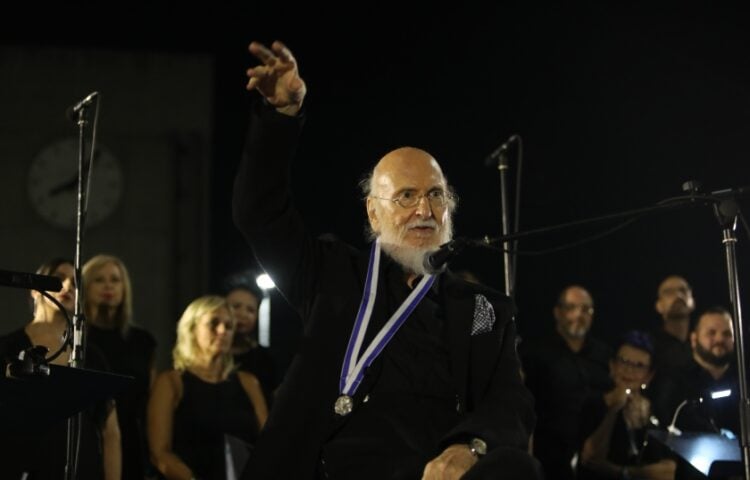 Ο Διονύσης Σαββόπουλος ενώ αφηγείται στιγμές από τη ζωή του στο κοινό, το 2024 (φωτ.: ΜΟΤΙΟΝΤΕΑΜ/Βασίλης Βερβερίδης)