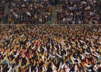 Χιλιάδες χορευτές ενώνουν τα χέρια σε παλιότερο φεστιβάλ ποντιακών χορών (φωτ.: Παμποντιακή Ομοσπονδία Ελλάδος)