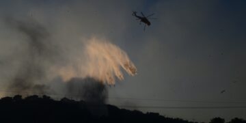 Ελικόπτερο κάνει ρίψεις νερού σε δασική πυρκαγιά (φωτ.: EUROKINISSI/Τατιάνα Μπόλαρη)