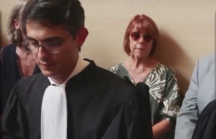 Η Ζιζέλ Π. διακρίνεται πίσω από έναν δικηγόρο στη δικαστική αίθουσα (φωτ.: glomex)