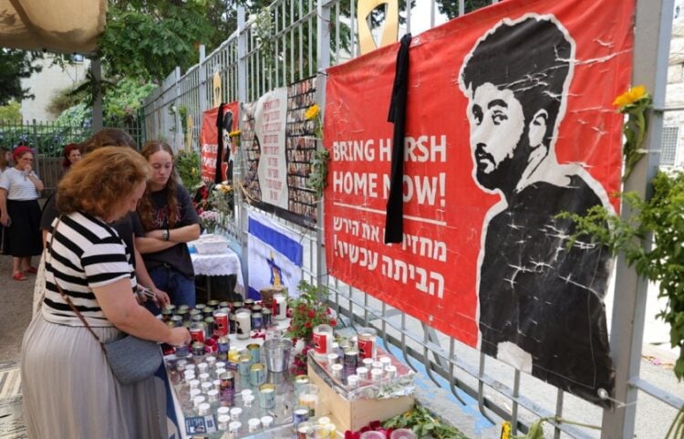 Ισραηλινοί ανάβουν κεριά σε έναν αυτοσχέδιο βωμό για έναν από τους έξι νεκρούς ομήρους, στη γειτονιά του, στην Ιερουσαλήμ (φωτ.: EPA/Abir Sultan)