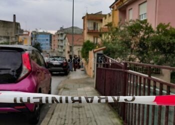 Ταινία της αστυνομίας στη γειτονιά όπου σημειώθηκε η τραγωδία (φωτ.: Cronache Nuoresi)