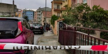 Ταινία της αστυνομίας στη γειτονιά όπου σημειώθηκε η τραγωδία (φωτ.: Cronache Nuoresi)