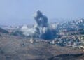 Καπνός υψώνεται μετά από ισραηλινό αεροπορικό χτύπημα σε χωριό στο νότιο Λίβανο (φωτ. αρχείου: EPA/STR)