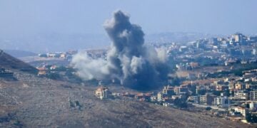 Καπνός υψώνεται μετά από ισραηλινό αεροπορικό χτύπημα σε χωριό στο νότιο Λίβανο (φωτ. αρχείου: EPA/STR)