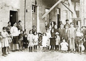 Πρόσφυγες στις ἀποθῆκες, το 1923-1924 (φωτ.: Συλλογή Πολιτιστικού Συλλόγου Μικρασιατών Μαγνησίας «Τὸ Ἐγγλεζονήσι»)