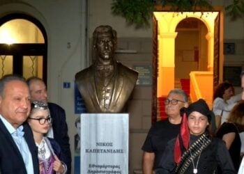 Η προτομή του Νίκου Καπετανίδη μετά τα αποκαλυπτήρια (φωτ.: glomex)