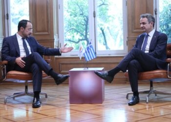 Από αριστερά, ο Νίκος Χριστοδουλίδης με τον Κυριάκο Μητσοτάκη (φωτ.: EUROKINISSI/Γιάννης Παναγόπουλος)