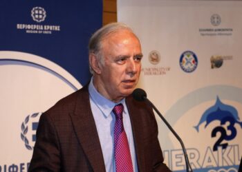 Ο Παύλος Γερακάρης στη διάρκεια ομιλίας του στο 33ο Συνέδριο Αθλητικών Συντακτών Ελλάδας – Κύπρου, το 2022 (φωτ.: ΑΠΕ-ΜΠΕ/Νίκος Χαλκιαδάκης)