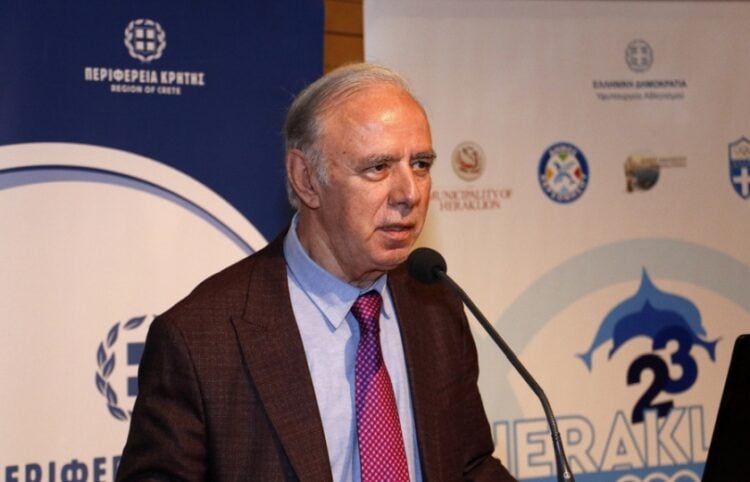 Ο Παύλος Γερακάρης στη διάρκεια ομιλίας του στο 33ο Συνέδριο Αθλητικών Συντακτών Ελλάδας – Κύπρου, το 2022 (φωτ.: ΑΠΕ-ΜΠΕ/Νίκος Χαλκιαδάκης)