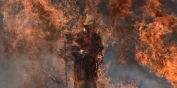 Πυροσβέστης ανάμεσα στις φλόγες (φωτ. αρχείου: EUROKINISSI/Μιχάλης Καραγιάννης)