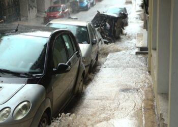 Πλημμυρισμένα πεζοδρόμια (φωτ. αρχείου: EUROKINISSI/Χρήστος Μπόνης)