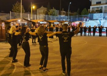 Τα μέλη του Συλλόγου Ποντίων Πεύκων «Παρχάρ» με τις χαρακτηριστικές μπλούζες τους ((Φωτ.: pontosnews.gr)