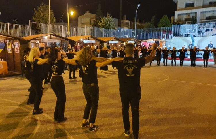 Τα μέλη του Συλλόγου Ποντίων Πεύκων «Παρχάρ» με τις χαρακτηριστικές μπλούζες τους ((Φωτ.: pontosnews.gr)