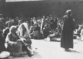 Πρόσφυγες που μόλις αποβιβάστηκαν από τα πλοία που τους μετέφεραν από τη Μικρά Ασία στη Θεσσαλονίκη (πηγή: Βιβλιοθήκη του Κογκρέσου)