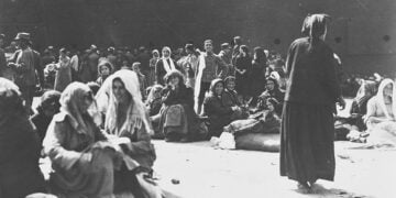 Πρόσφυγες που μόλις αποβιβάστηκαν από τα πλοία που τους μετέφεραν από τη Μικρά Ασία στη Θεσσαλονίκη (πηγή: Βιβλιοθήκη του Κογκρέσου)