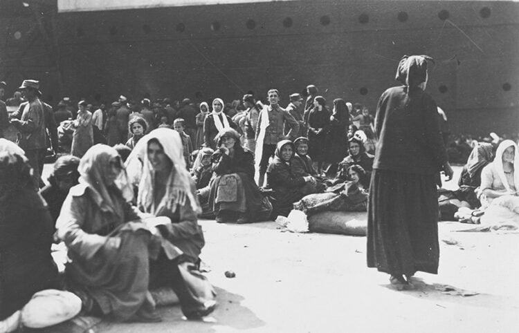 Πρόσφυγες που μόλις αποβιβάστηκαν από τα πλοία που τους μετέφεραν από τη Μικρά Ασία στη Θεσσαλονίκη (πηγή: Βιβλιοθήκη του Κογκρέσου)