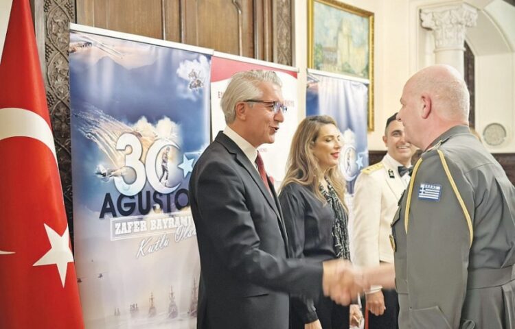 Στιγμιότυπο από την εκδήλωση στην τουρκική πρεσβεία και τη χειραψία του Έλληνα αξιωματικού με τον Τούρκο πρέσβ (φωτ.: Παμποντιακή Ομοσπονδία Ελλάδος)