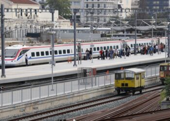 Επιβάτες περιμένουν να επιβιβαστούν στο τρένο (φωτ.: EUROKINISSI / Γιώργος Κονταρίνης)