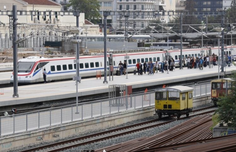 Επιβάτες περιμένουν να επιβιβαστούν στο τρένο (φωτ.: EUROKINISSI / Γιώργος Κονταρίνης)