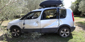 Το αυτοκίνητο μετά τη σύγκρουση, ακινητοποιημένο σε ένα χωράφι (φωτ.: ΜΟΤΙΟΝΤΕΑΜ /Σωτήρης Μπαρμαρούσης)