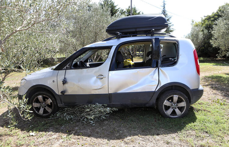 Το αυτοκίνητο μετά τη σύγκρουση, ακινητοποιημένο σε ένα χωράφι (φωτ.: ΜΟΤΙΟΝΤΕΑΜ /Σωτήρης Μπαρμαρούσης)