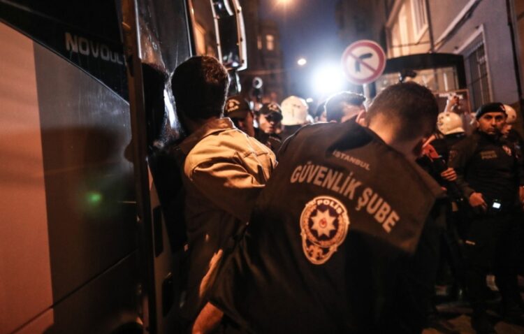 Τούρκοι αστυνομικοί συλλαμβάνουν ύποπτο στην Κωνσταντινούπολη (φωτ. αρχείου: EPA/Sedat Suna)