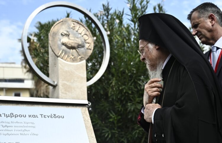 Ο Οικουμενικός Πατριάρχης Βαρθολομαίος διαβάζει την πλάκα στο μνημείο Ίμβρου και Τενέδου (φωτ.: EUROKINISSI/Κώστας Τζούμας)