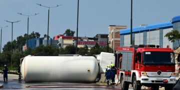 Πυροσβέστες φροντίζουν ώστε να μην αναφλεγεί το βυτιοφόρο (φωτ.: EUROKINISSI/Μιχάλης Καραγιάννης)