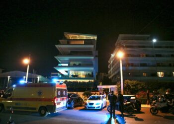 Ασθενοφόρο και αστυνομικοί έξω από το σπίτι του Τζορτζ Μπάλντοκ ο οποίος βρέθηκε νεκρός στον πυθμένα της πισίνας (φωτ.: Eurokinissi)
