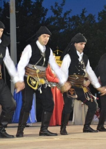 Στιγμιότυπο από εμφάνιση του χορευτικού τμήματος του Συλλόγου Ποντίων Ευόσμου «Παναγία Κρεμαστή» (φωτ. αρχείου: facebook.com/SyllogosPontionEvosmou)
