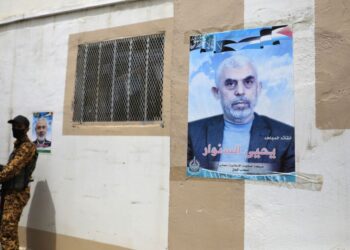 Αφίσα του Γιαχία Σινουάρ, σε γραφεία της Χαμάς στην Υεμένη (φωτ.: EPA/YAHYA ARHAB)
