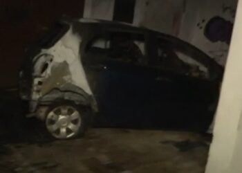 Το αυτοκίνητο καταστράφηκε ολοσχερώς από τη φωτιά (φωτ.: glomex)