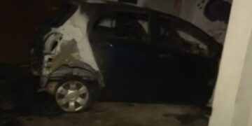 Το αυτοκίνητο καταστράφηκε ολοσχερώς από τη φωτιά (φωτ.: glomex)