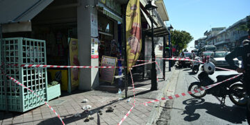 Στο πεζοδρόμιο φαίνονται τα κομμάτια του σοβά που τραυμάτισαν τη 14χρονη (φωτ.: EUROKINISSI / Κώστας Τζούμας)