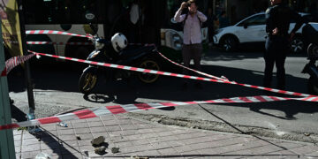 Στο πεζοδρόμιο φαίνονται τα κομμάτια του σοβά που τραυμάτισαν τη 14χρονη (φωτ.: EUROKINISSI / Κώστας Τζούμας)