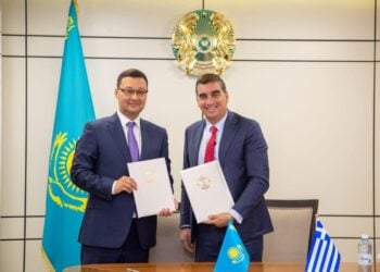 Από αριστερά, ο δήμαρχος της Αστάνα Κιντιρμπέκ Ούλι και ο δήμαρχος Ελληνικου Αργυρούπολης Γ. Κωνσταντάτος (φωτ.: facebook/Δήμος Ελληνικού Αργυρούπολης - Municipality of Hellinikon Argyroupolis)