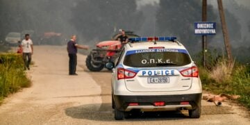 Περιπολικό έχει αποκλείσει δρόμο κατά τη διάρκεια πυρκαγιάς (φωτ. αρχείου: EUROKINISSI / Γιάννης Σπυρούνης)