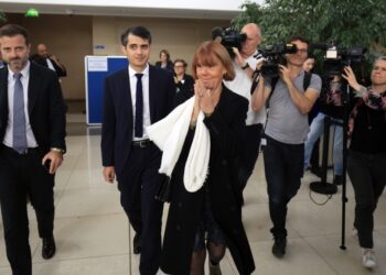 Η Ζιζέλ Πελικό, συνοδευόμενη από τους δικηγόρους της, φεύγει από το ποινικό δικαστήριο της Αβινιόν, όπου δικάζεται ο σύζυγός της μαζί με άλλους 50 άνδρες για τους βιασμούς της (φωτ.: . EPA/Guillaume Horcajuelo)