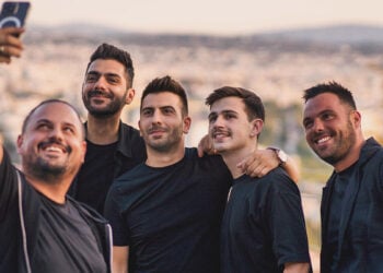 Ο Γιάννης Γκόσιος με την ομάδα των μουσικών που έπαιξαν στην ηχογράφηση του τραγουδιού
