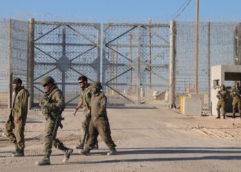 Ισραηλινοί στρατιώτες περιπολούν στα σύνορα με την Ιορδανία στο πέρασμα του Ερέζ, στο βόρειο τμήμα της Γάζας (φωτ.: EPA/Abir Sultan)