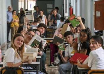 Ιταλοί μαθητές ετοιμάζονται να λάβουν μέρος σε τελικές εξετάσεις σε γυμνάσιο της Νάπολης, τον περασμένο Ιούνιο (φωτ.: EPA/Ciro Fusco)