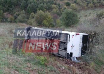 Το λεωφορείο του ΚΤΕΛ έπεσε σε πρανές, ευτυχώς μικρού βάθους (φωτ.: kalavrytanews.com)