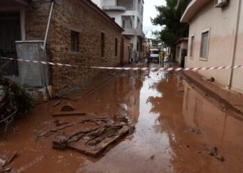 Αποκλεισμένος δρόμος μετά την πλημμύρα (φωτ.: EUROKINISSI/Τατιάνα Μπόλαρη)